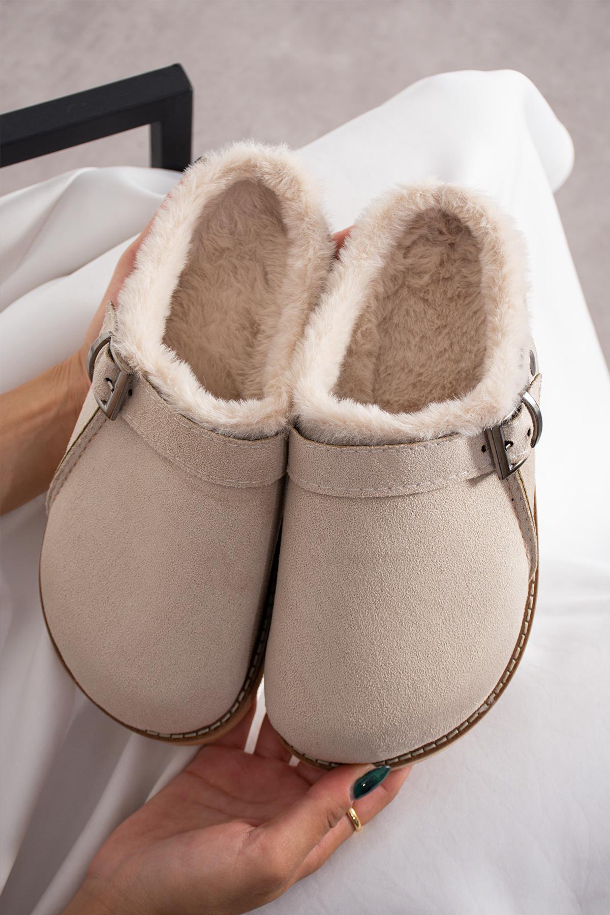 Krem İçi Kürklü Toka Detaylı Süet Kışlık Terlik FT7111