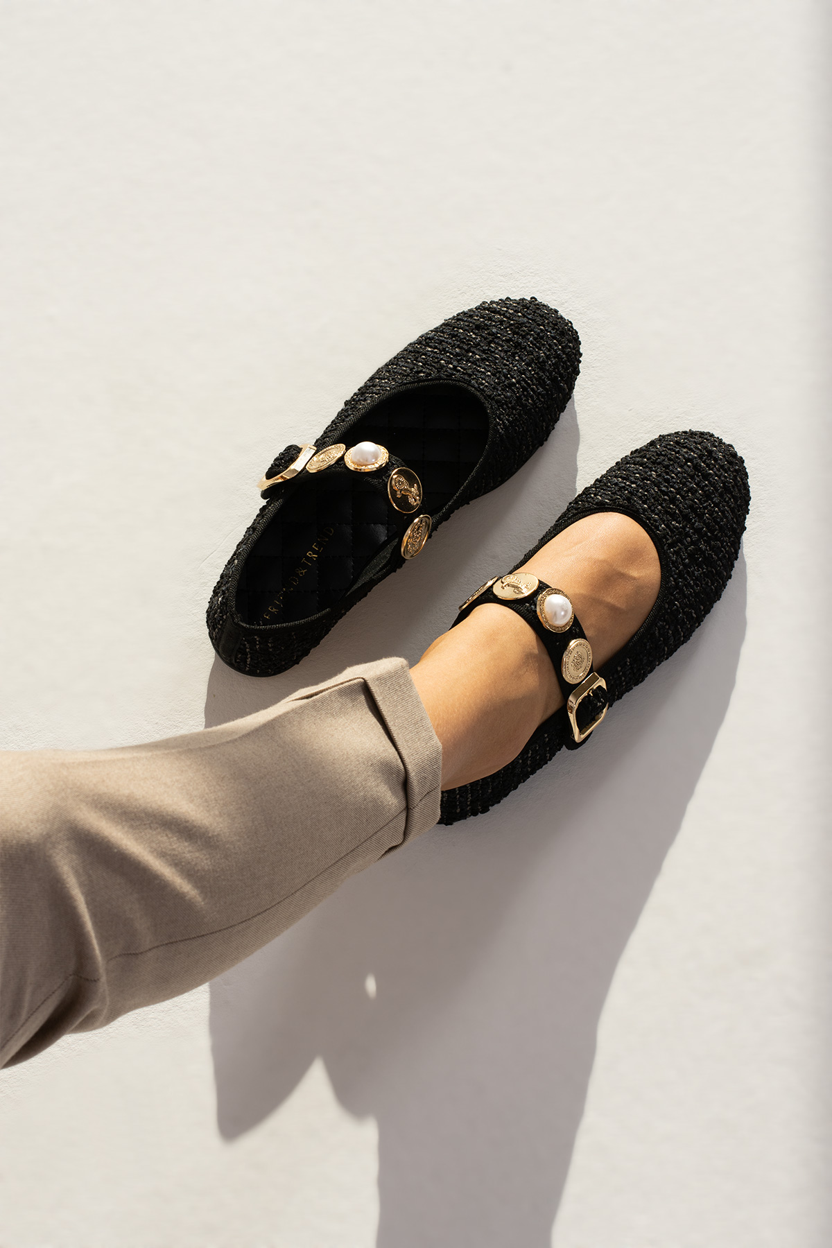 Siyah Kilim Aksesuar Detay Düz Taban Kadın Babet FT0755