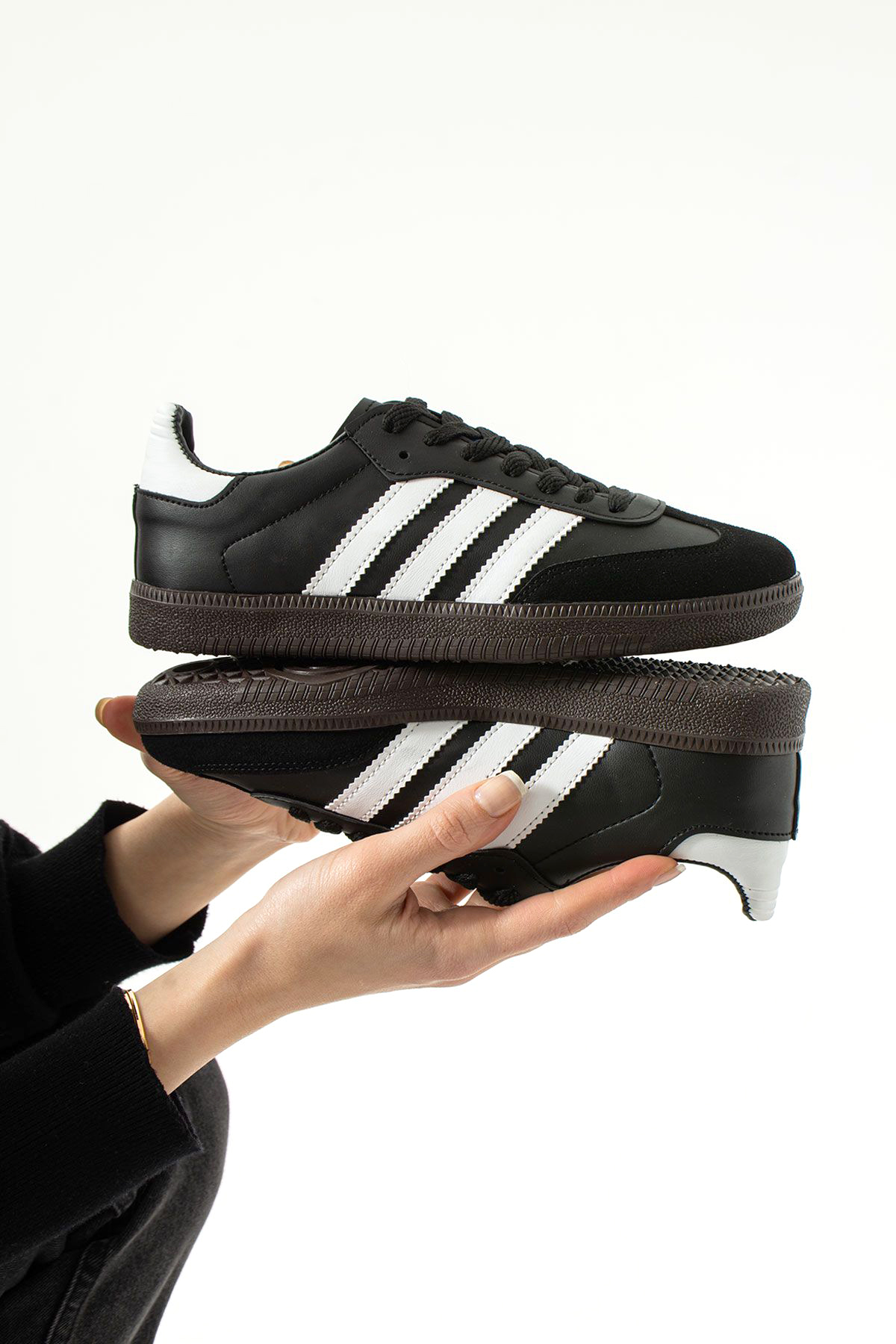 Siyah Beyaz Şeritli Düz Taban Bağcıklı Kadın Spor Ayakkabı SMB555