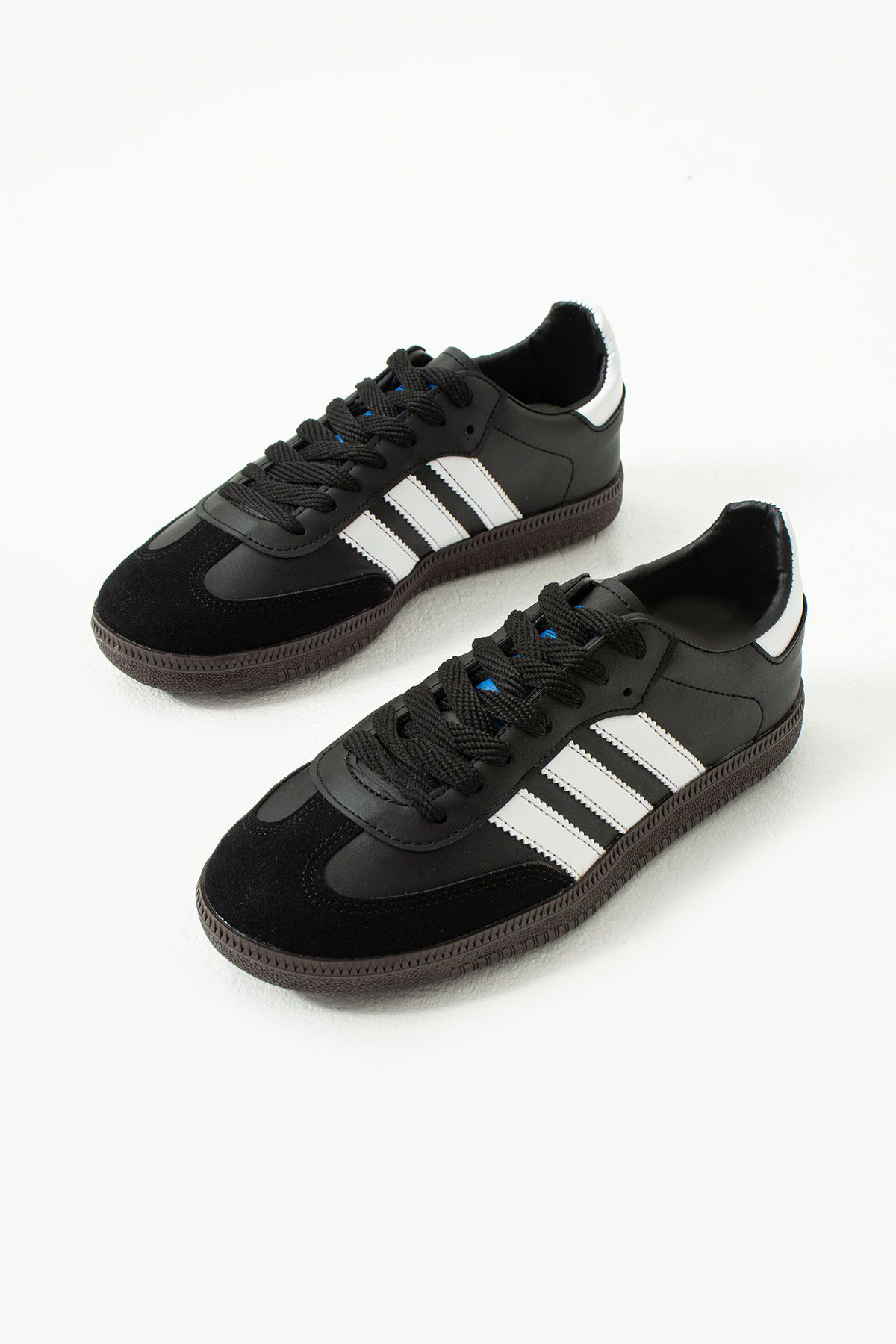 Siyah Beyaz Şeritli Düz Taban Bağcıklı Kadın Spor Ayakkabı SMB555